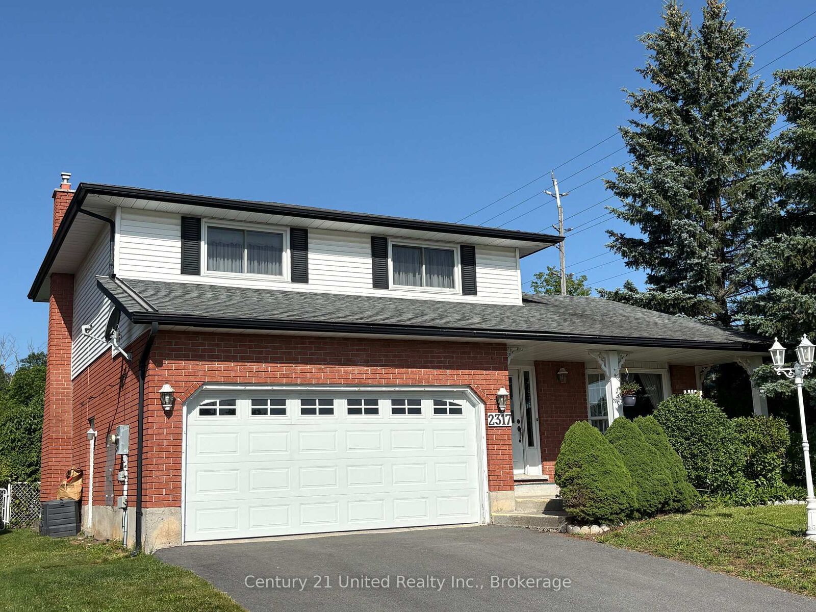 Property Photo: 2317 Woodglade Boulevard ON K9K 1T6