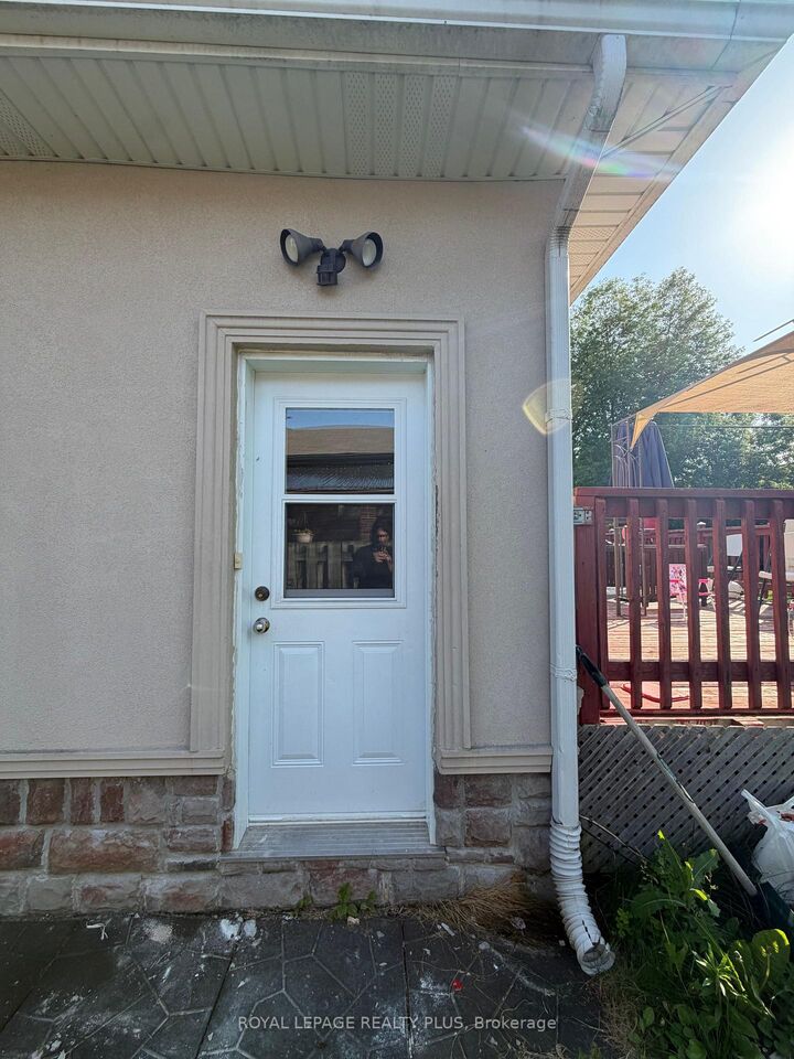 Photo de la propriété: 389 Marf Avenue Bsmt ON L5G 1T2