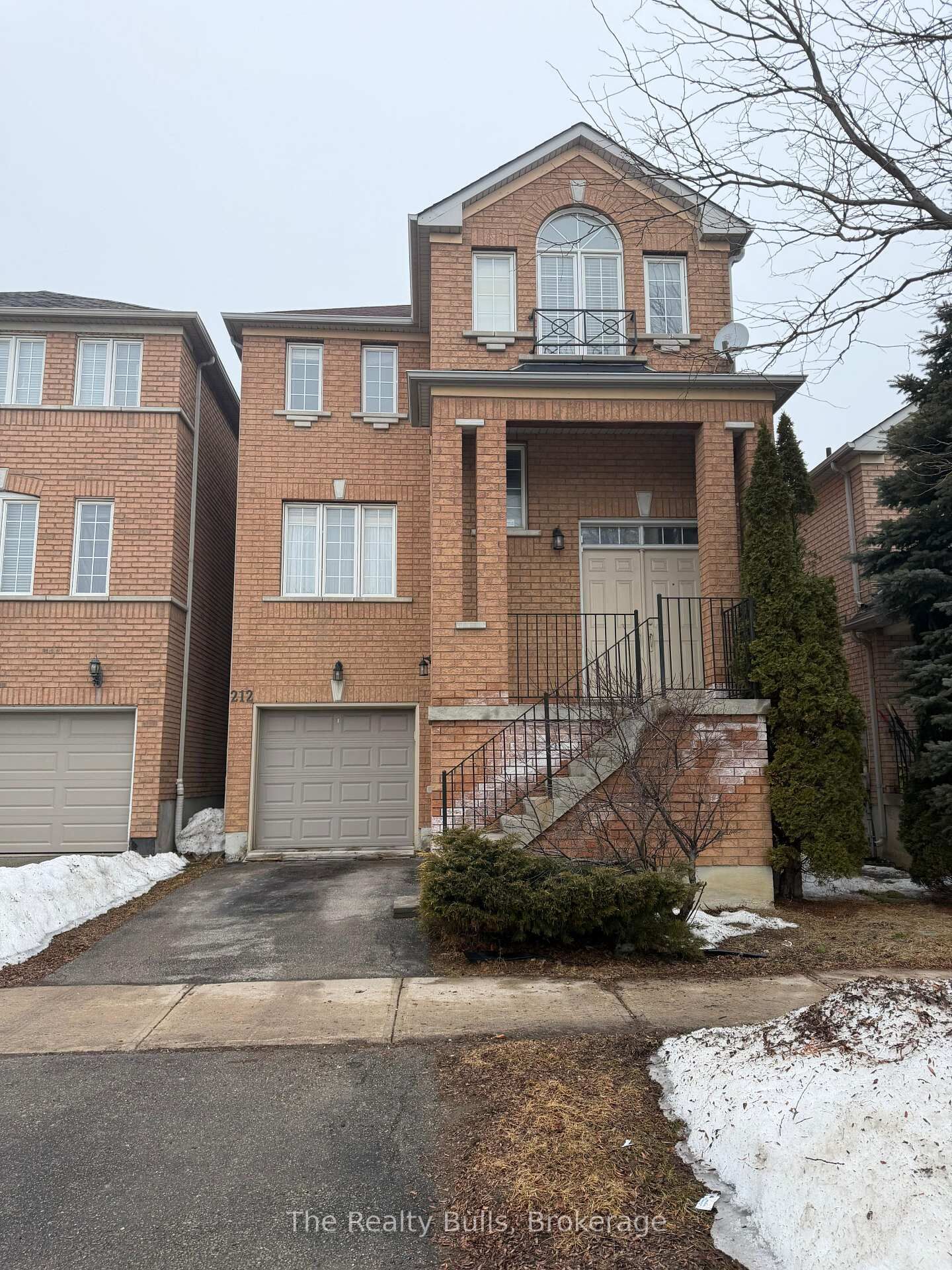 Property Photo:  212 Yellowood Circle  ON L4J 8M4 