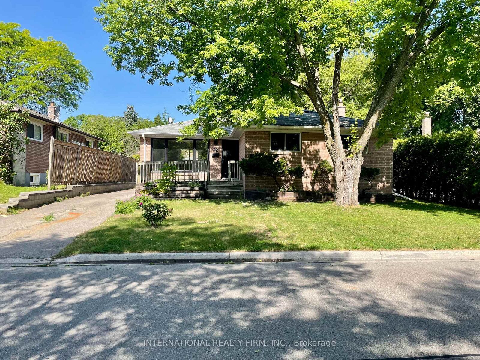 Property Photo: 32 Jasper Drive ON L4G 3B9