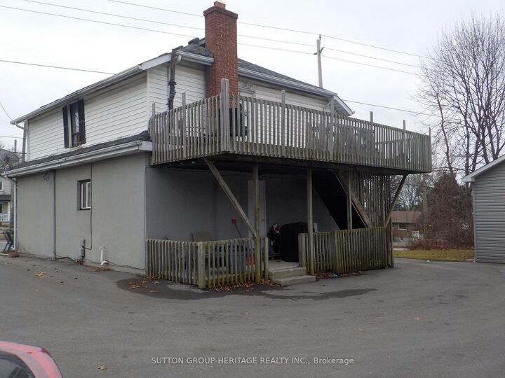 Property Photo:  1076 King Street E  ON L1H 1H5 