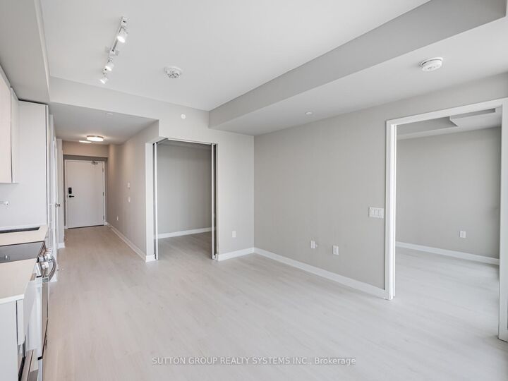 Property Photo:  3900 Confederation Parkway 1407  ON L5B 0M3 