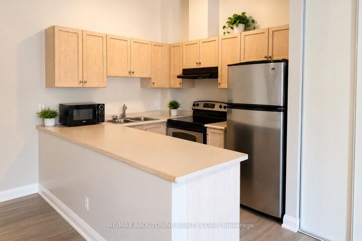 Property Photo:  4140 Foxwood Drive 906  ON L7M 4R4 