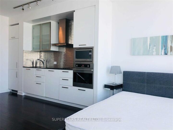Property Photo:  14 York Street 6701  ON M5J 2Z2 