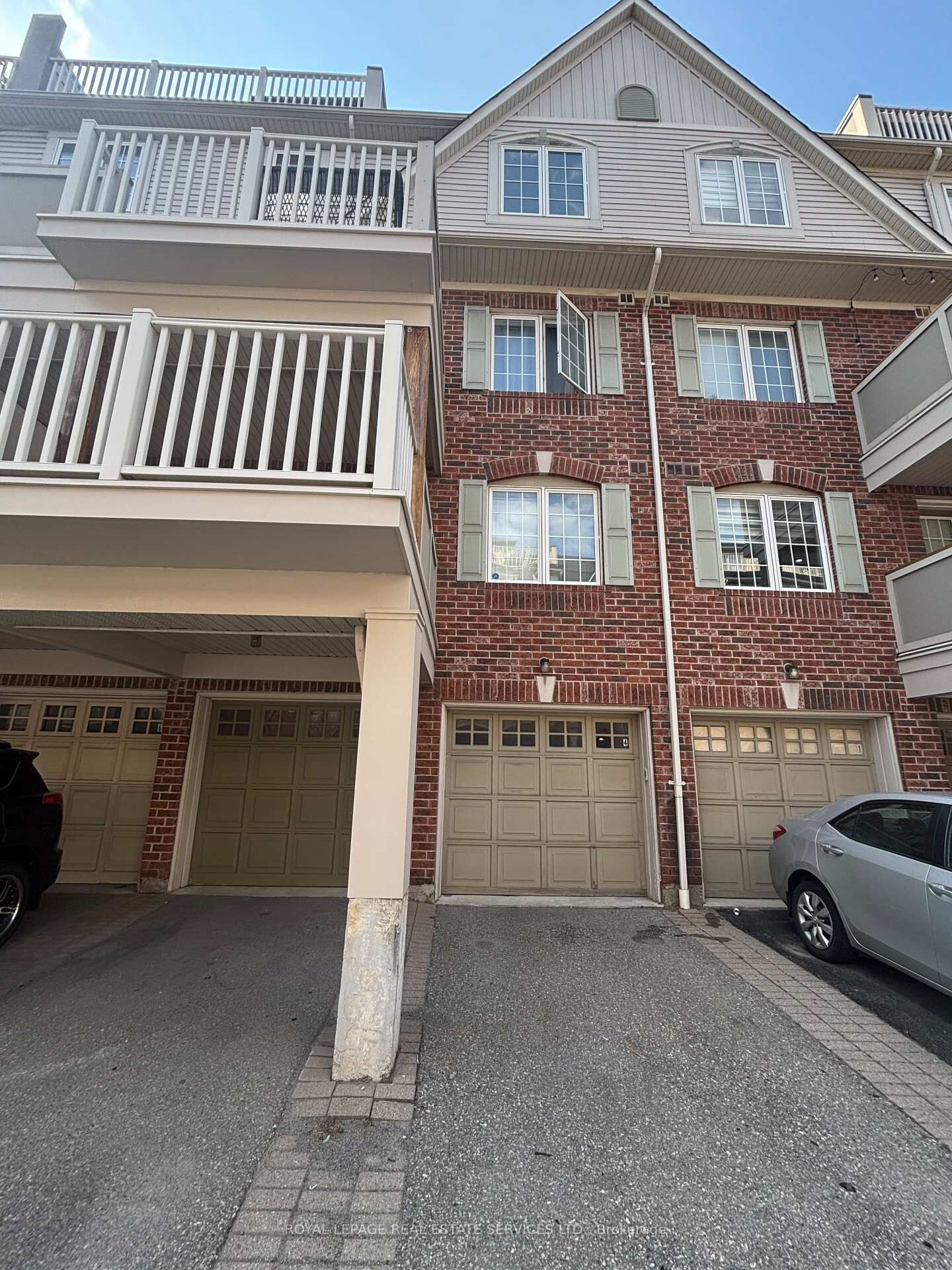 Property Photo: 764 Neighbourhood Circle 4 ON L5B 0B7