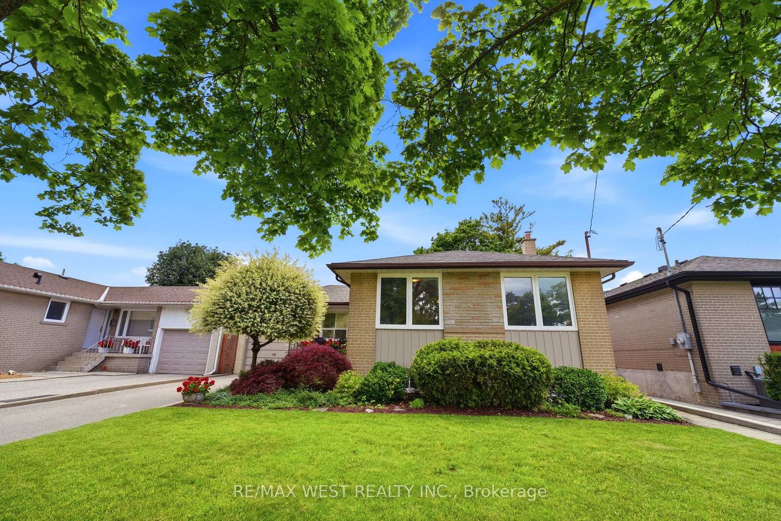 Property Photo:  2 Renault Crescent  ON M9P 1J1 