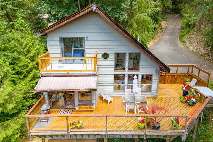 Property Photo:  570 Bayview Pl  BC V9L 5X7 