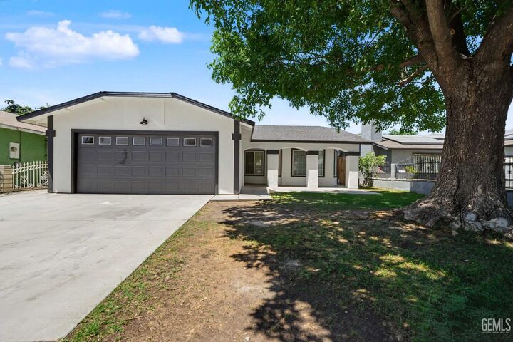 Property Photo: 402 El Fuerte Avenue CA 93307
