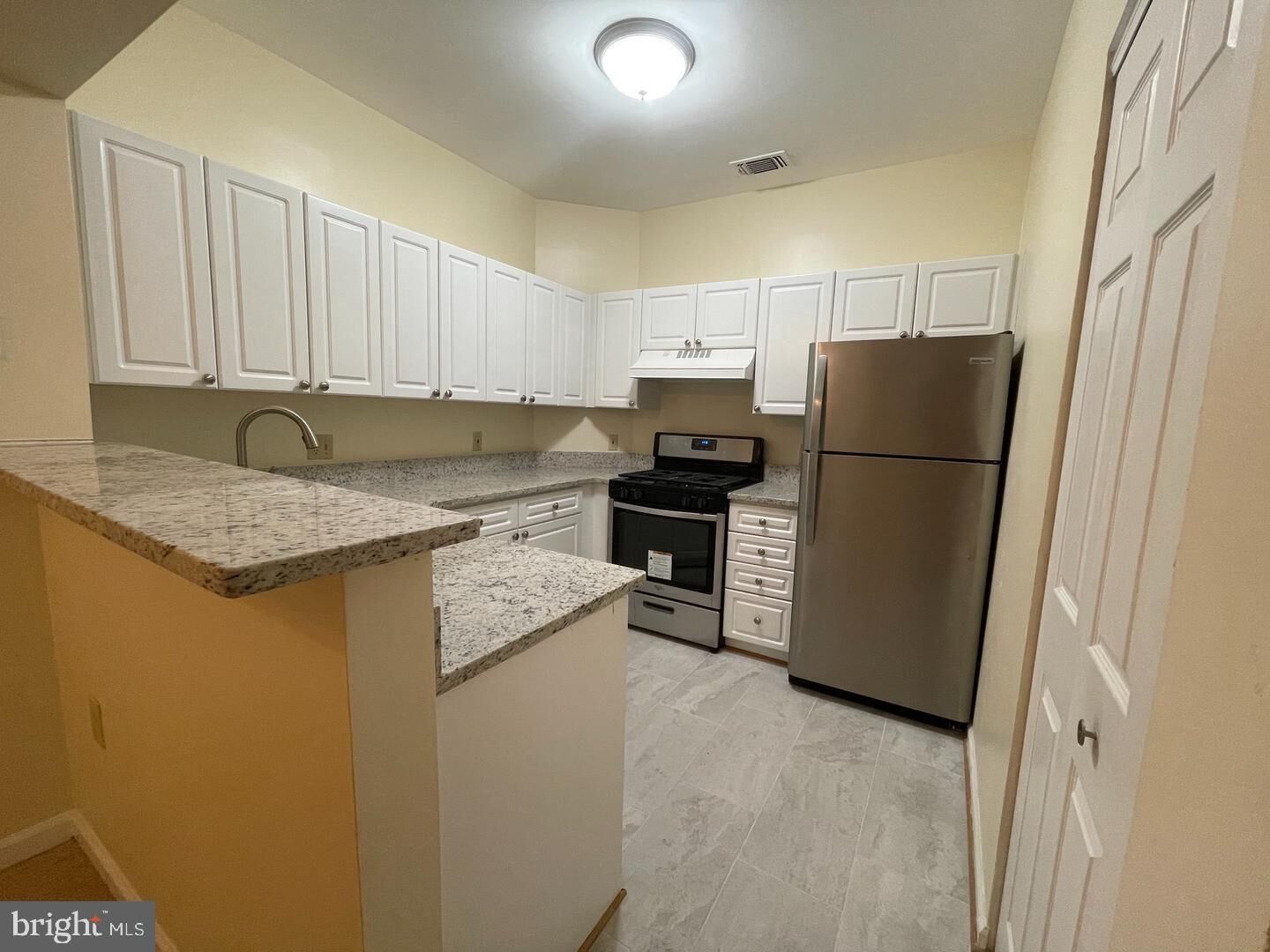 Property Photo: 2203 Westcourt Lane 202 VA 20170