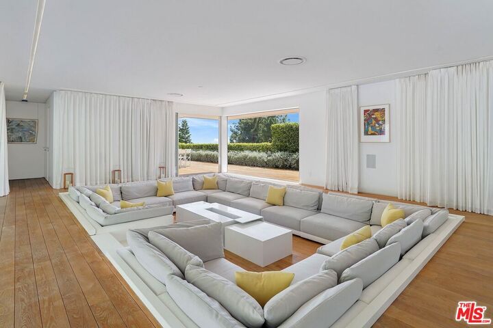 Property Photo: 1106 N Hillcrest Rd CA 90210