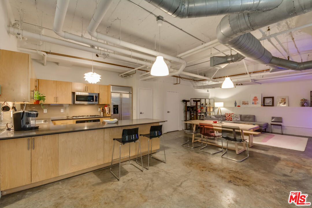 Property Photo:  330 W 11th St  CA 90015 