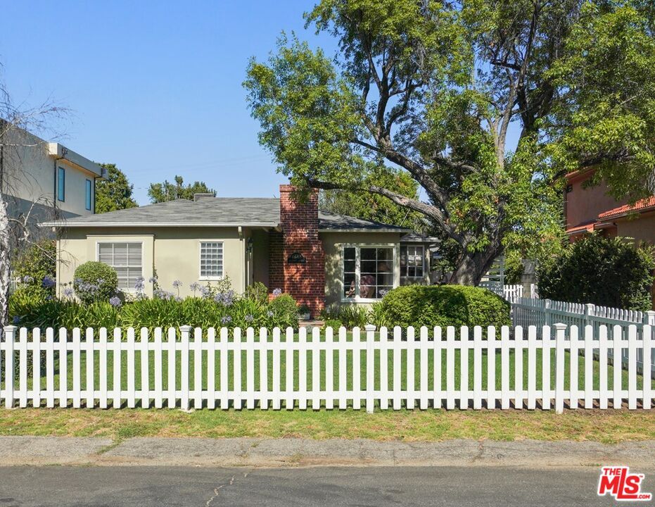 Property Photo: 4648 Columbus Ave CA 91403