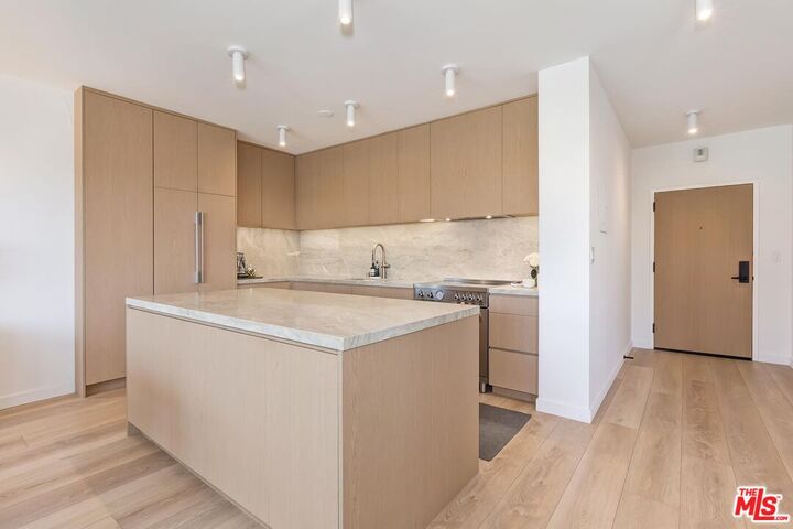Property Photo:  999 N Doheny Dr  CA 90069 