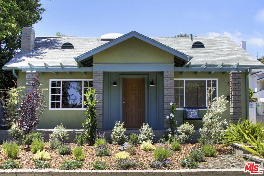 Property Photo:  1561 Carmona Ave  CA 90019 