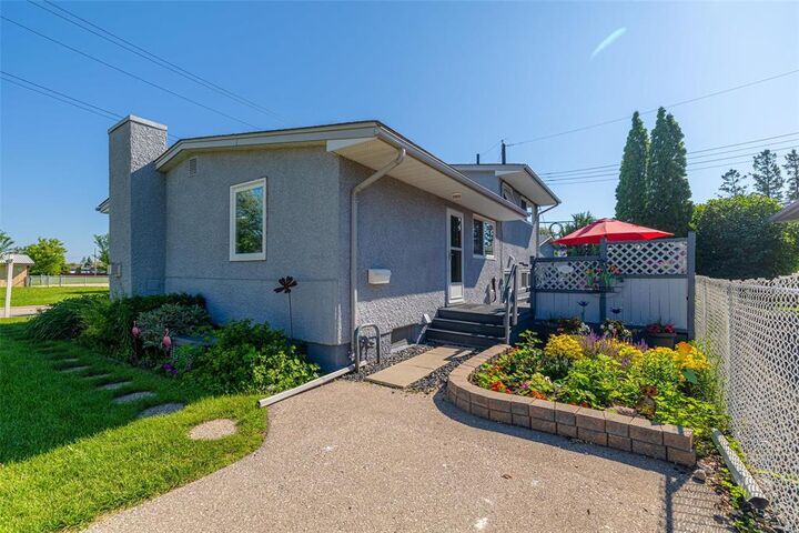 Property Photo: 2 Peterboro Bay MB R2J 1S7