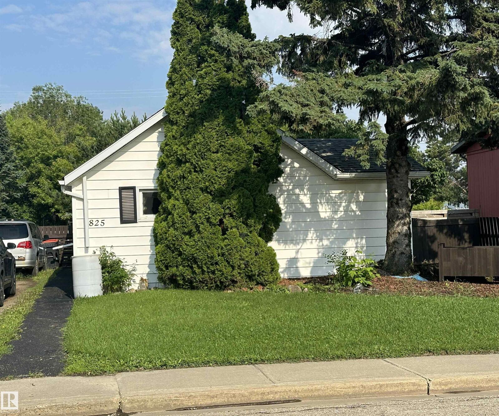 Property Photo:  825 2 Street  AB T0A 3J0 