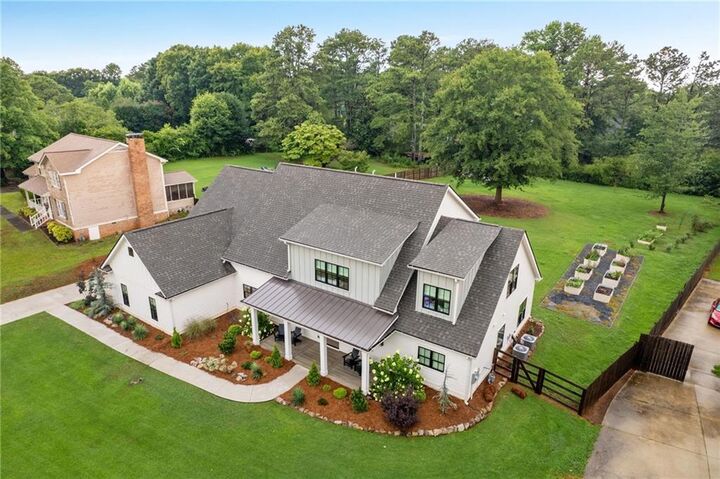 Property Photo: 290 Walnutwood Trail GA 30075