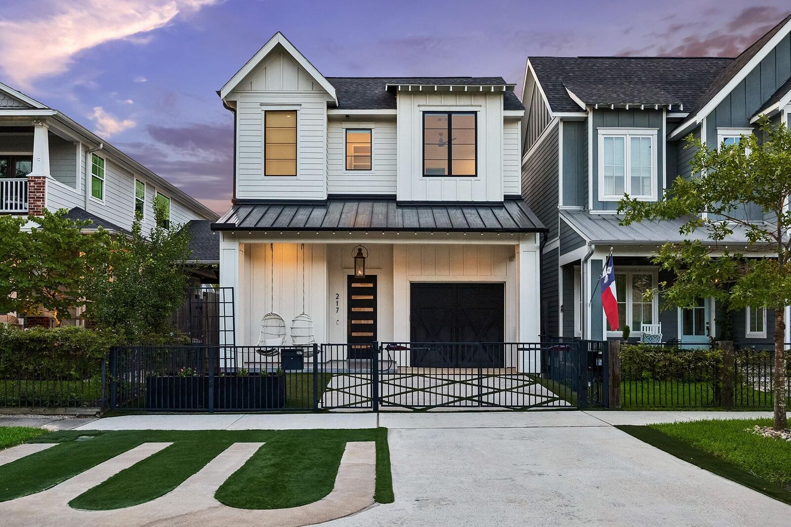 Property Photo: 217 W 10th Street TX 77008