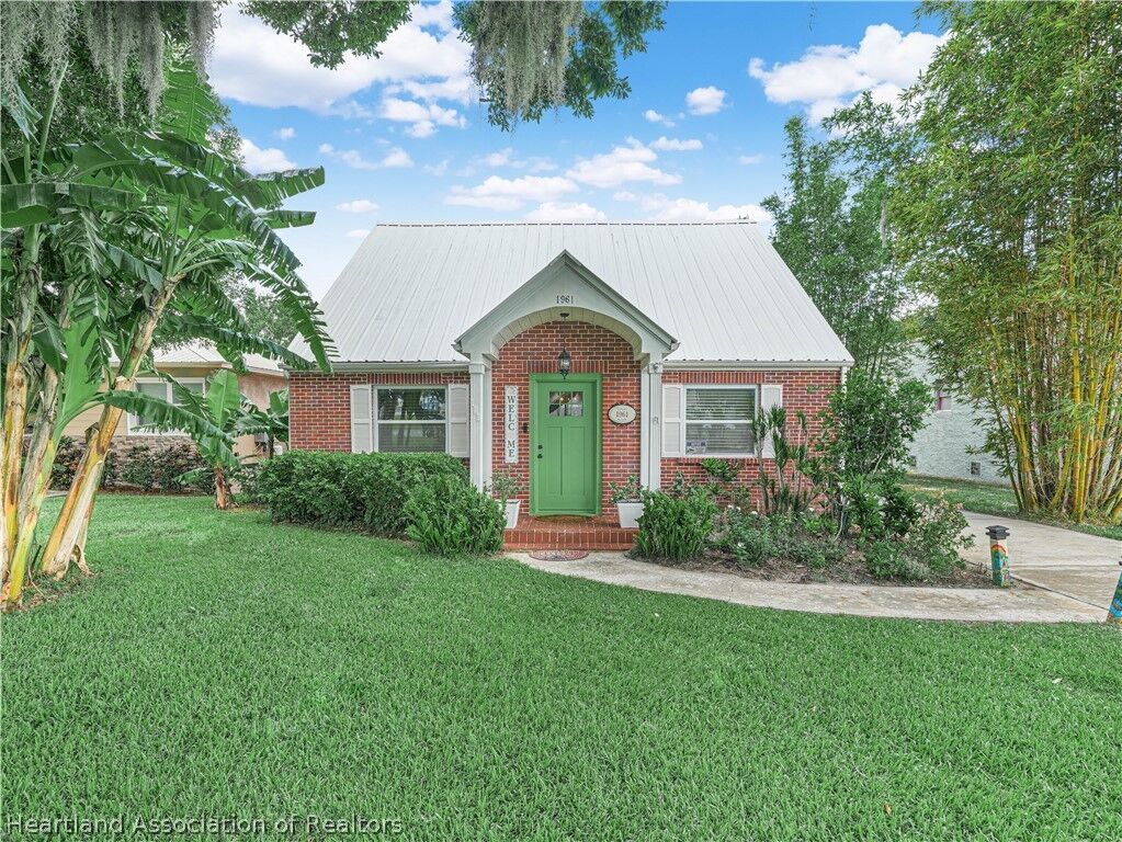 Property Photo:  1961 Lakeview Drive  FL 33870 