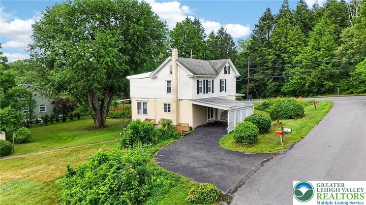 Property Photo: 862 Barnesville Drive PA 18214