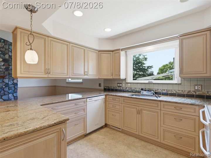 Property Photo:  17268 Fitzgerald Street  MI 48152 2710 