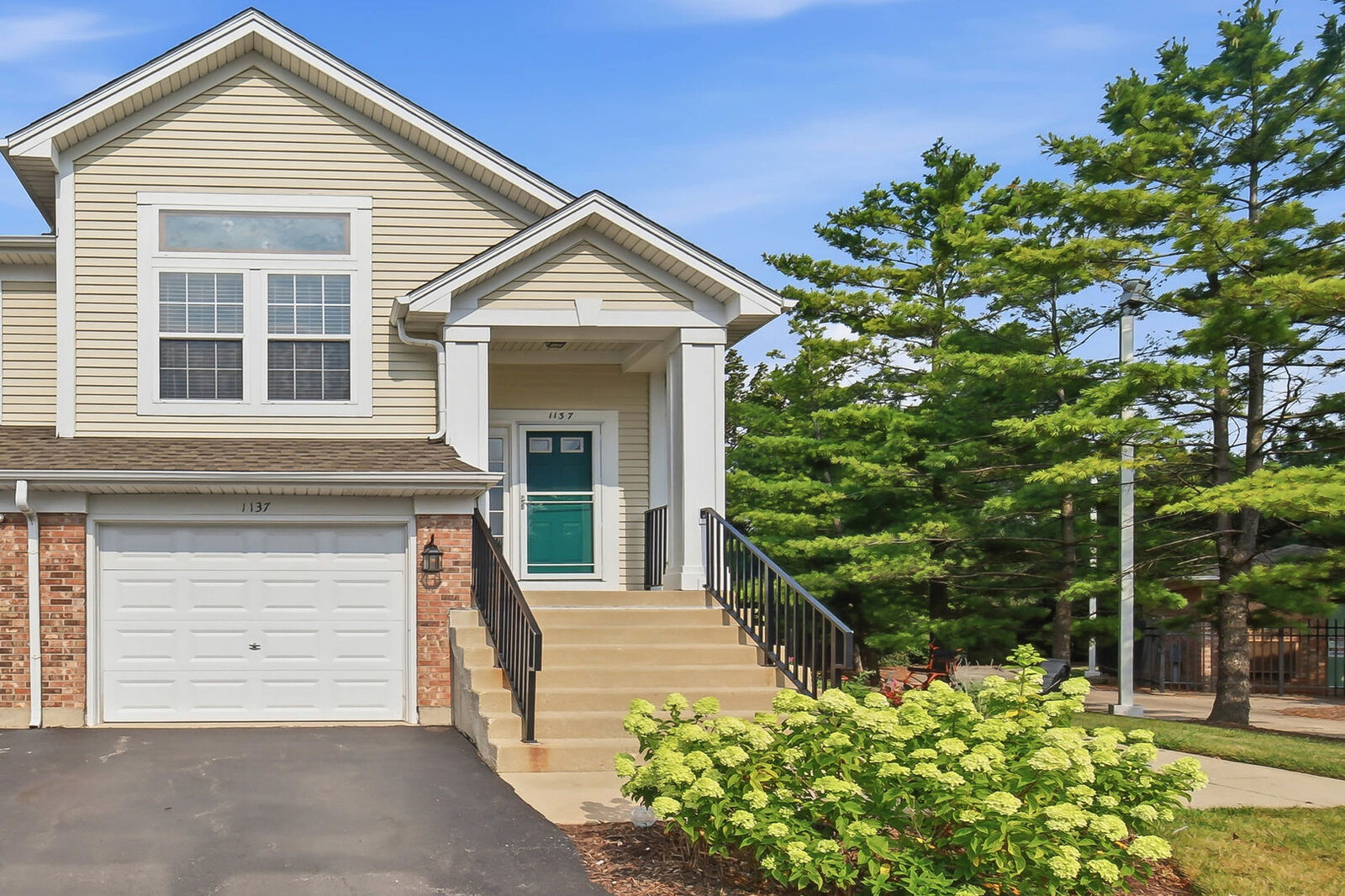Property Photo:  1137 Hawthorne Lane  IL 60007 