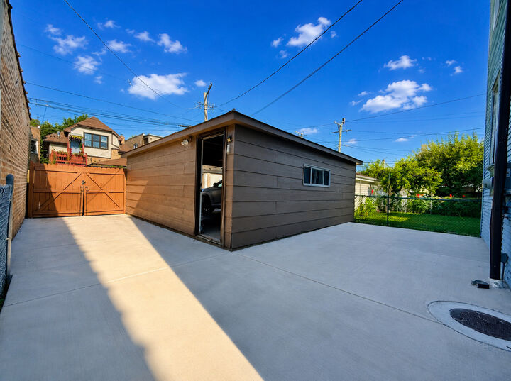 Property Photo:  5536 N Spaulding Avenue 1  IL 60625 