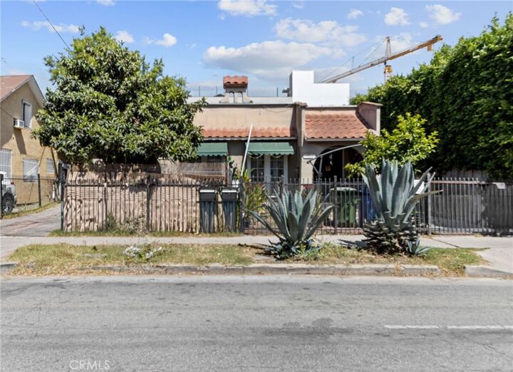 Property Photo: 1154 N Wilton CA 90038
