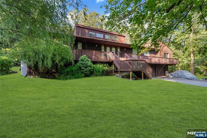 Property Photo:  3 Bluefield Court  NJ 07642 