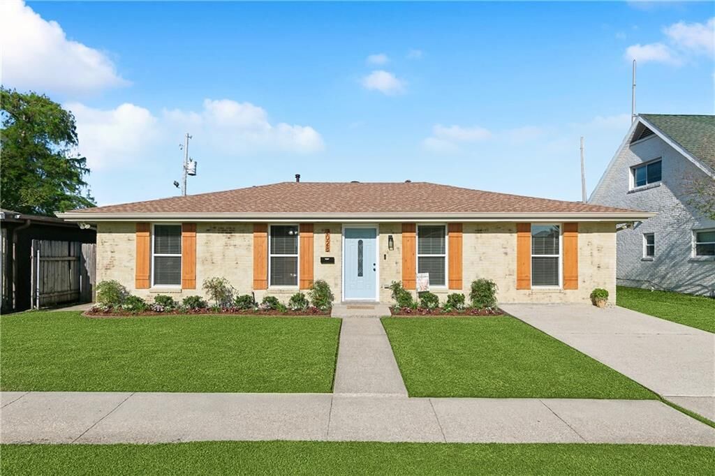 Property Photo:  2028 Neyrey Drive  LA 70001 
