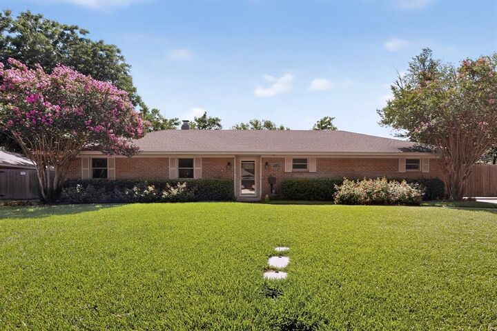 Property Photo: 1702 Surrey Circle TX 75050