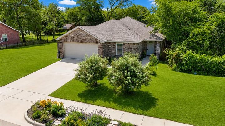 Property Photo: 1634 E Missouri Avenue TX 75216