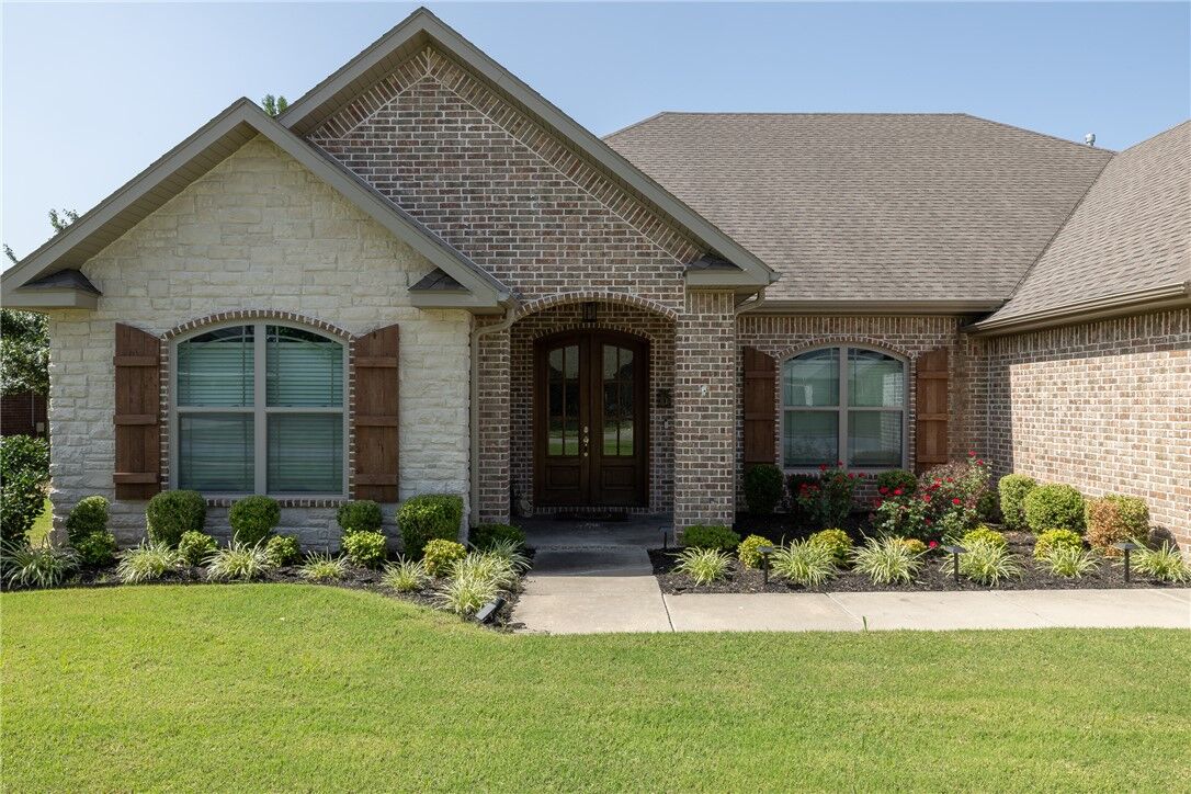 Property Photo: 2661 W Vanike Drive AR 72704