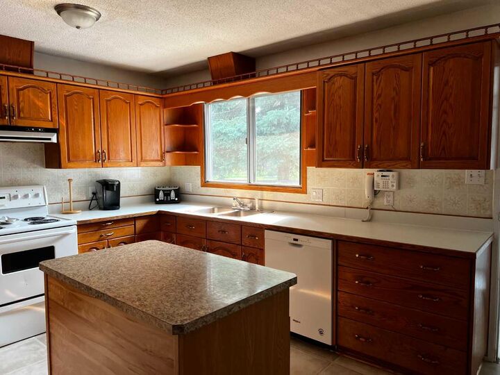 Property Photo: 813 7 A Street AB T0H 1P0