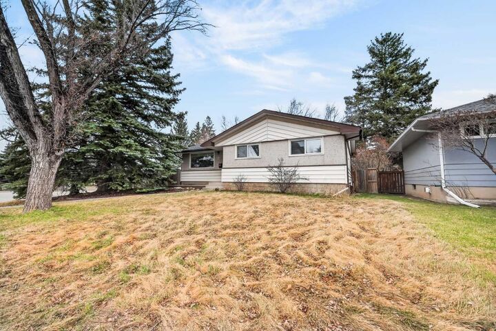 Property Photo: 81 Westminster Drive SW AB T3C 2T2