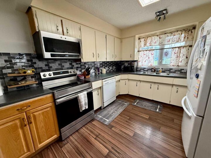 Property Photo: 178 Hansen Drive AB T7V 1J2
