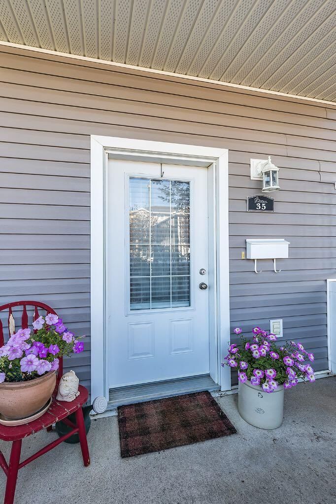 Property Photo:  35 Somerset Lane SE  AB T1B 0E5 