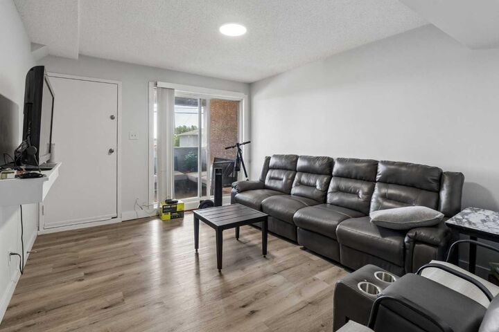 Photo de la propriété: 3726 Centre Street NE 13 AB T2E 2Y3