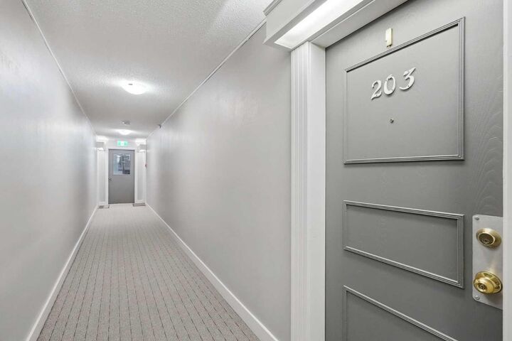 Property Photo: 5601 Dalton Drive NW 203B AB T3A 2E2