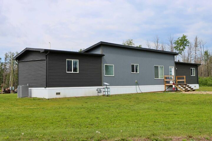 Property Photo:  71127 Range Road 234 111  AB T0H 3N0 