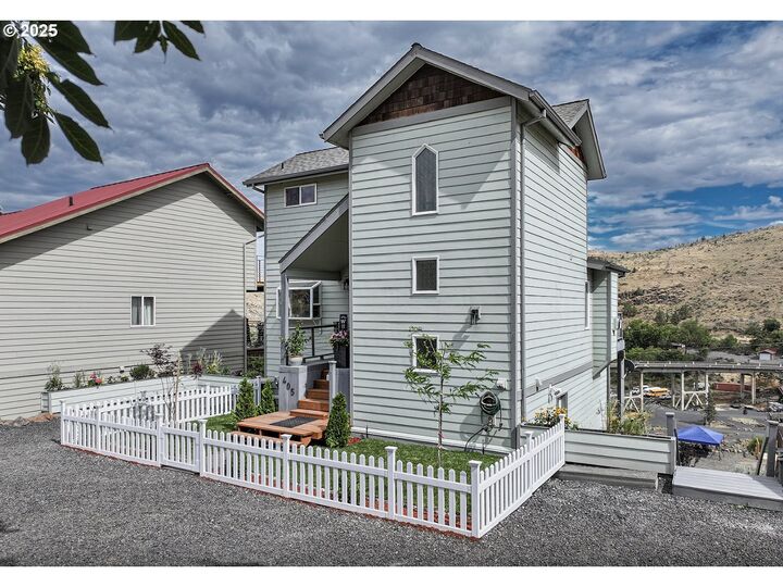 Property Photo:  405 Elrod Ave  OR 97037 