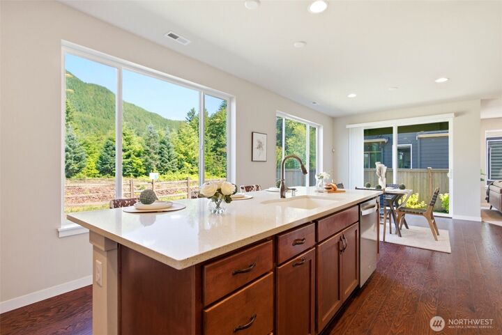 Property Photo: 938 NE 4th WA 98045