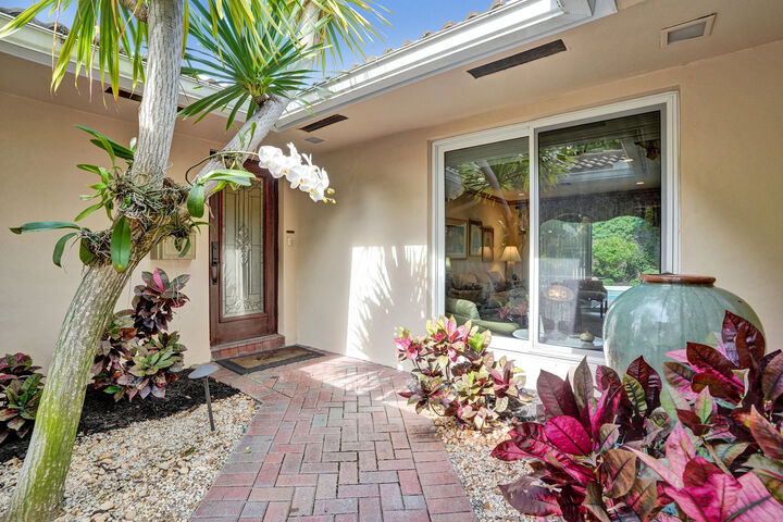 Property Photo:  11 Tam O'Shanter Lane  FL 33308 