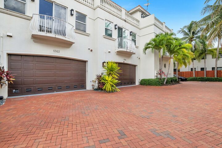 Property Photo: 1362 Bayview Drive FL 33304