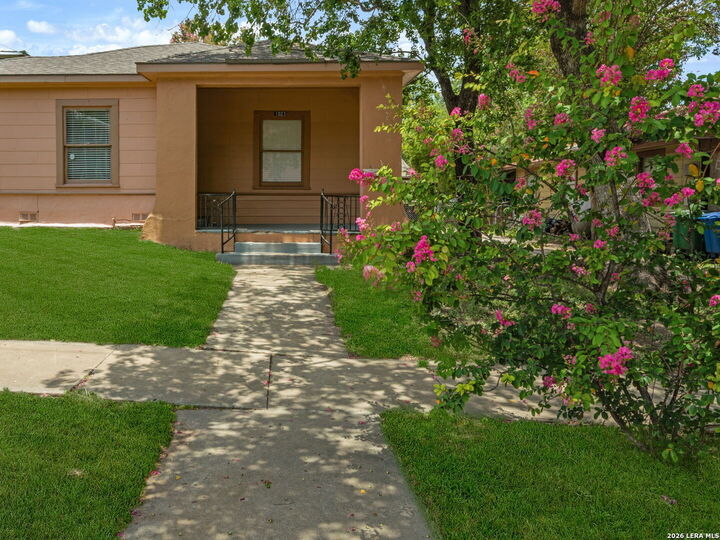 Property Photo: 1023 W French Pl TX 78212
