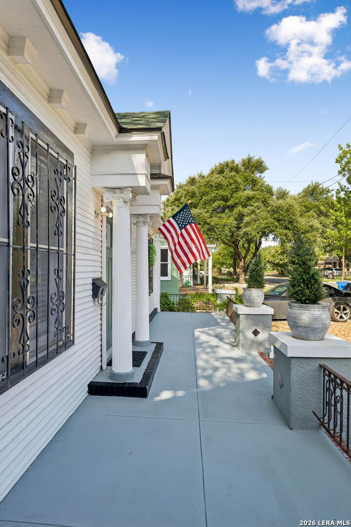 Property Photo: 721 W Kings Hwy TX 78212