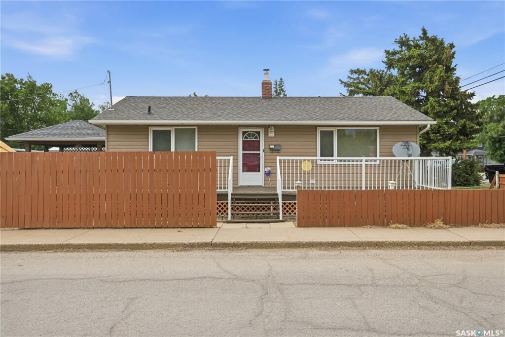 Property Photo: 1086 9th Avenue SW SK S6H 5X5