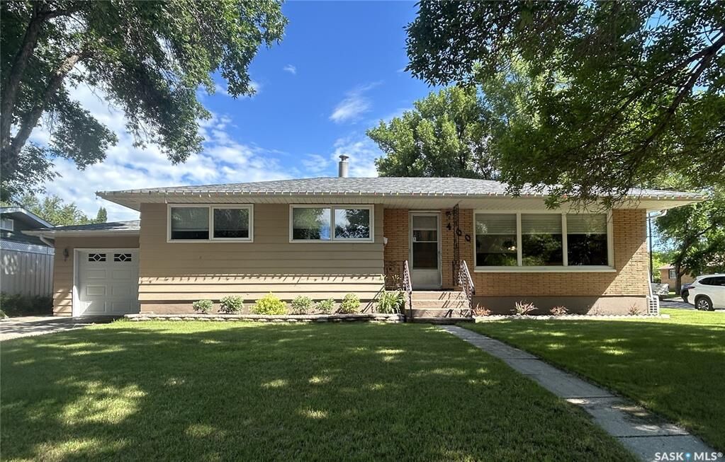 Property Photo: 400 Gallaway Street SK S4A 0A9