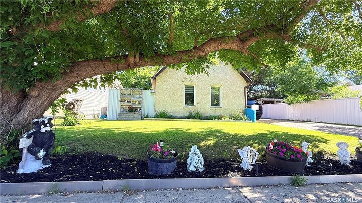 Property Photo: 417 3rd Street SK S4A 0P1
