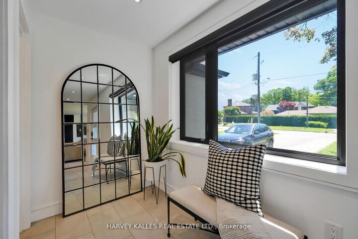 Property Photo: 8 Circle Ridge ON M6L 2H6